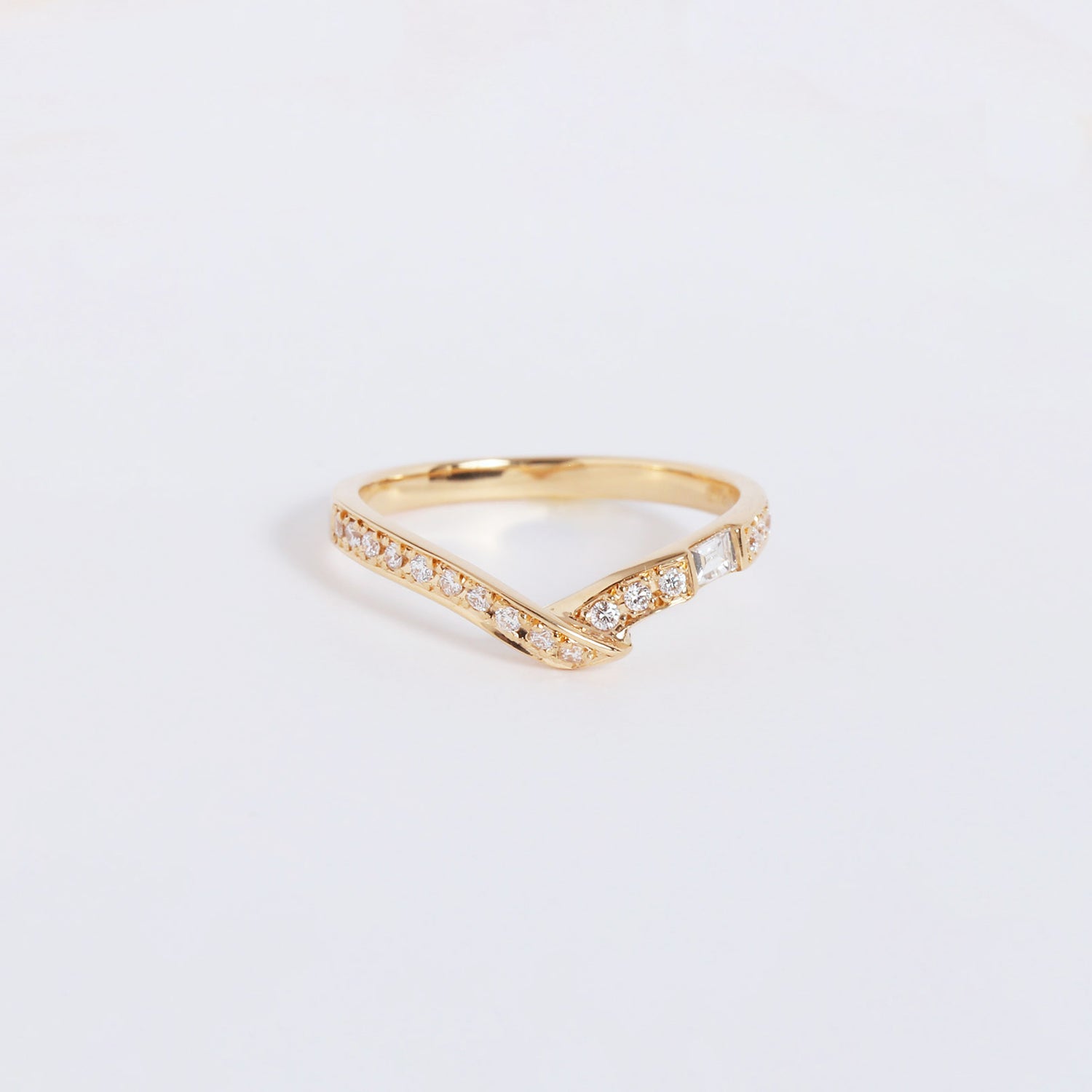 Diamond Ribbon Ring / Baguette