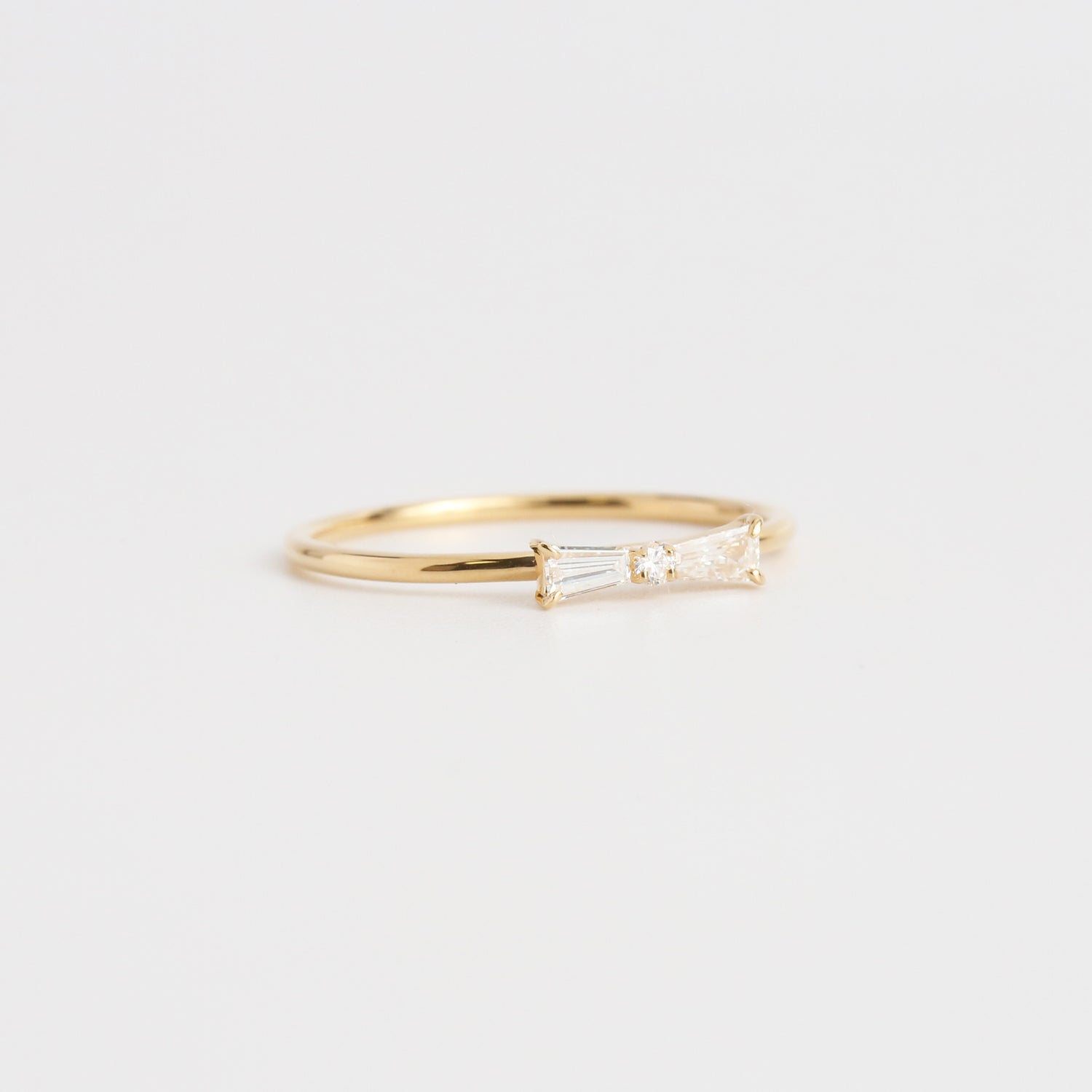 Ribbon Ring / Taper Cut Diamond