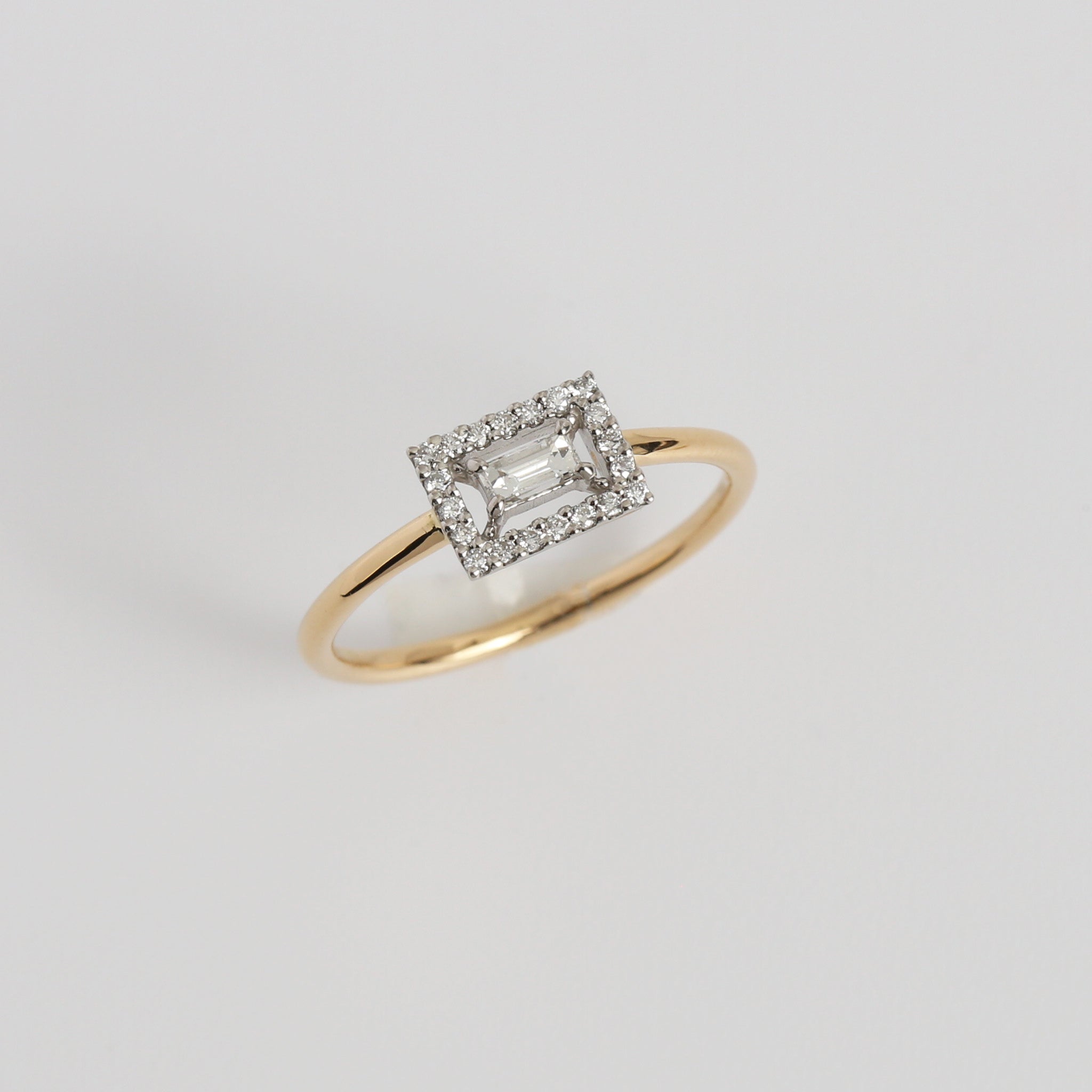 Float Ring / Bagette cut Diamond – Avaron STANDARD JEWELRY