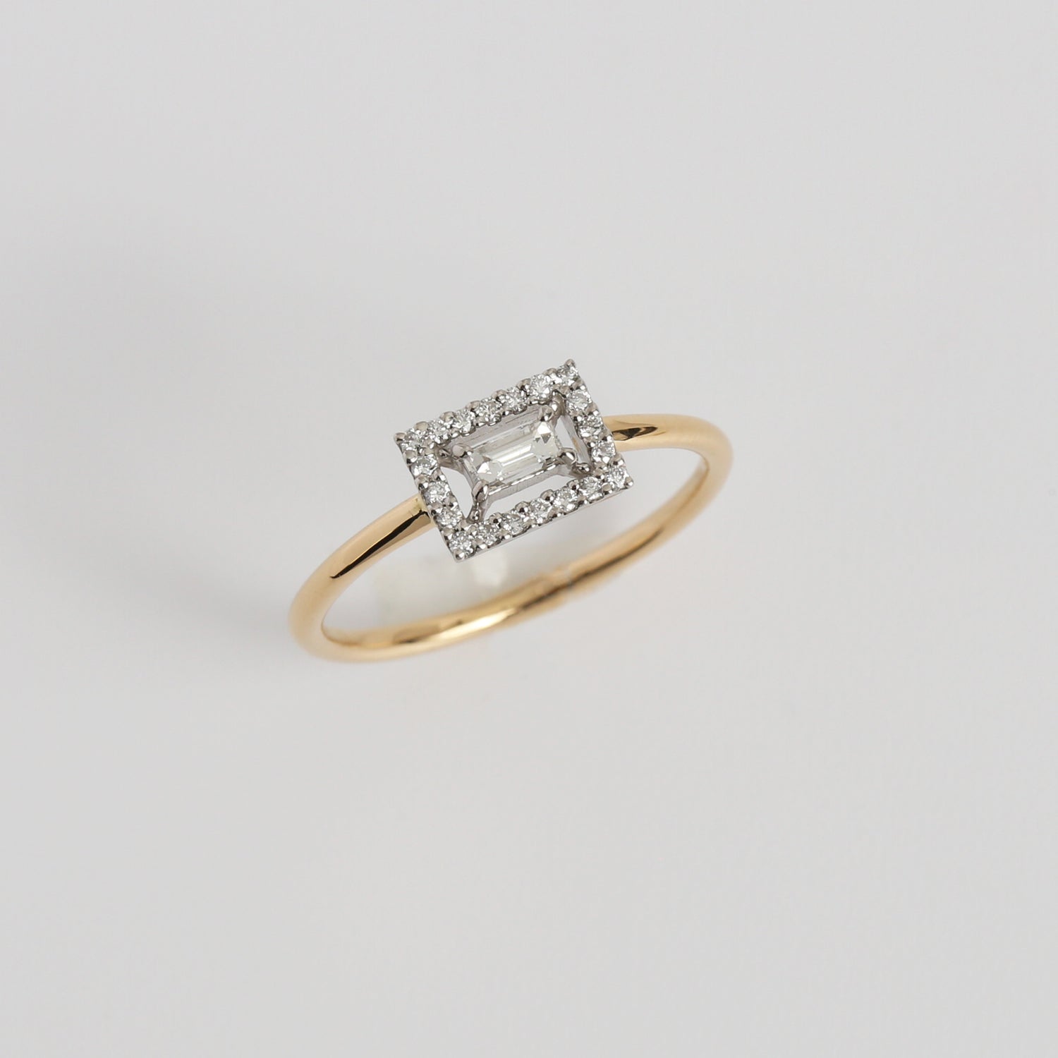 Float Ring / Bagette cut Diamond