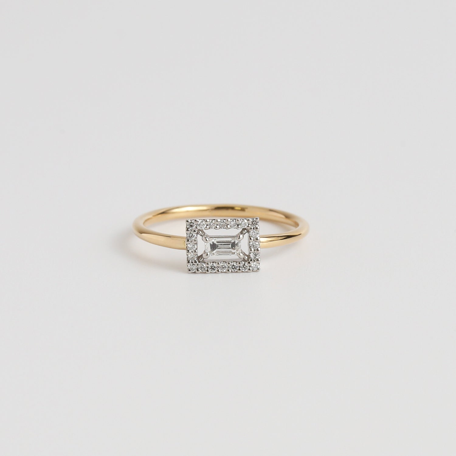 Float Ring / Bagette cut Diamond