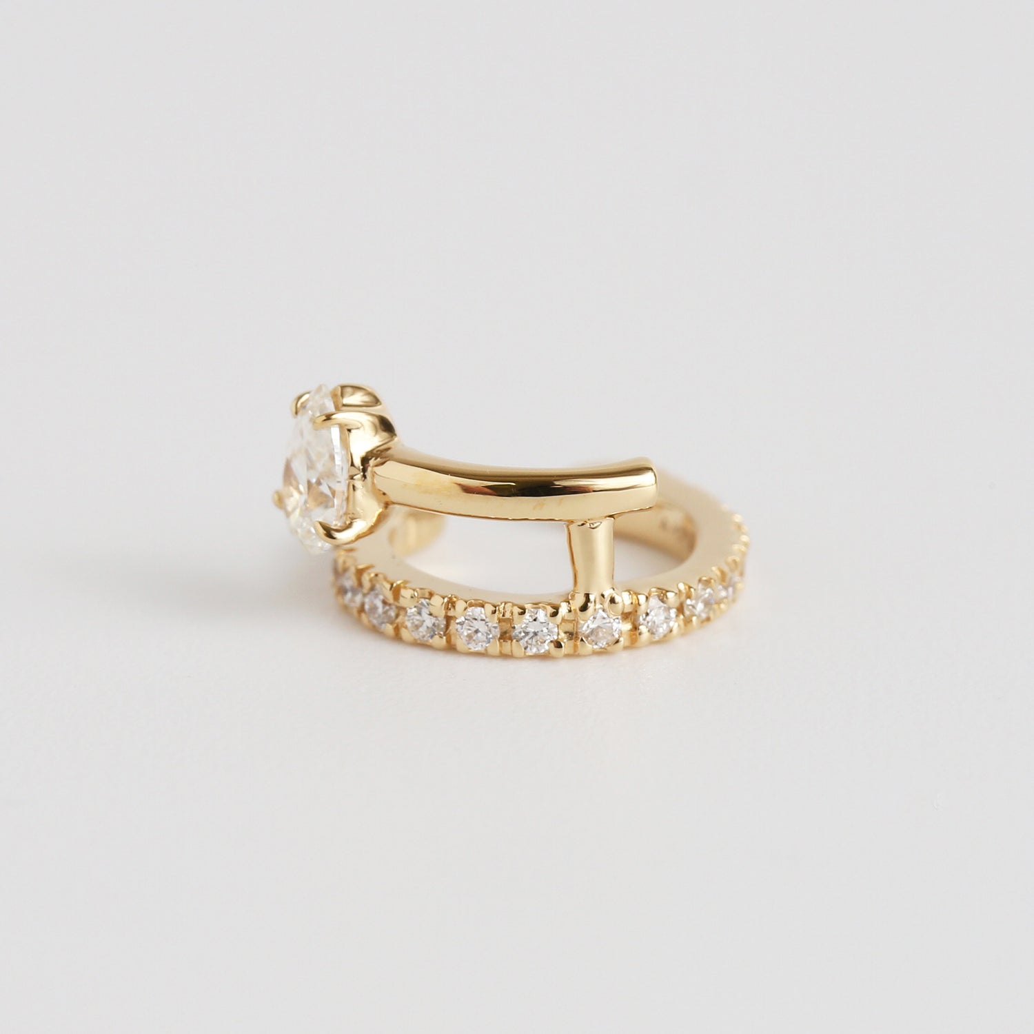 Float | Pearshape Diamond Cuff