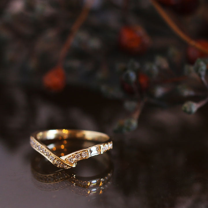 Baguette cut Diamond Ribbon Ring